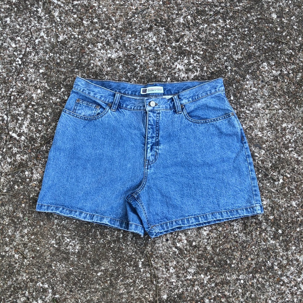 Women’s light wash high waisted denim mom shorts